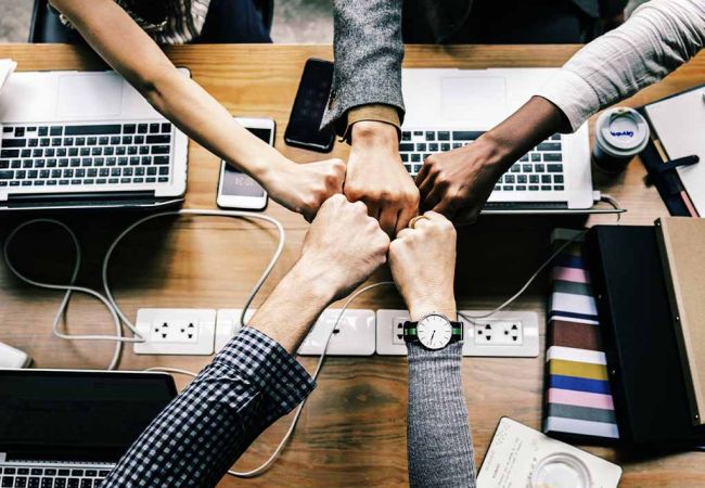 Groupe de personnes qui se mettent d'accord dans un bureau