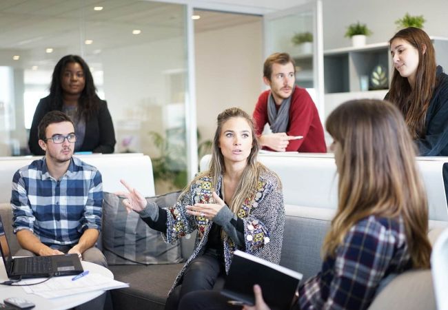 Groupe de personnes qui travaillent en équipe