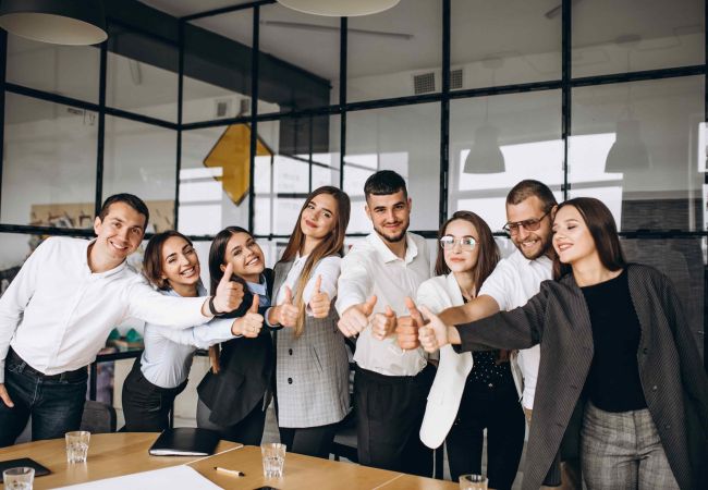 Groupe de personnes qui se mettent d'accord dans un bureau