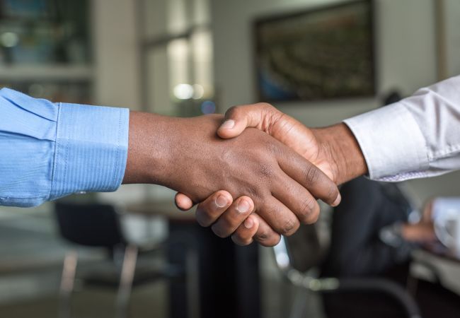 Groupe de personnes qui se mettent d'accord dans un bureau