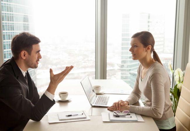 Homme d'affaires et femme d'affaires en train de faire un entretien professionnel