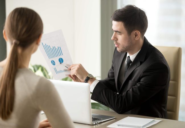 Homme d'affaires et femme d'affaires en train de faire un entretien professionnel